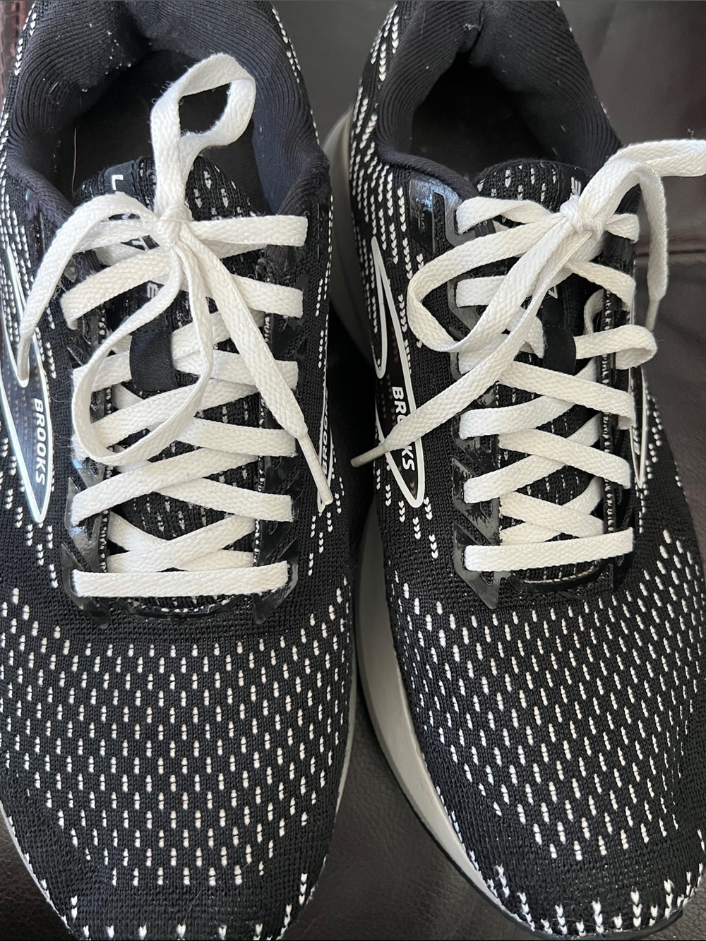 Brooks Black and White Athletic Running Shoes size 9 - Picture 9 of 9